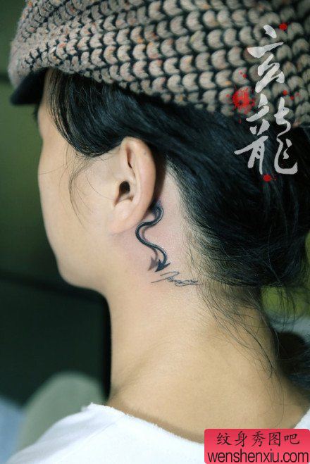 女生耳部流行经典的一幅恶魔尾巴纹身图案
