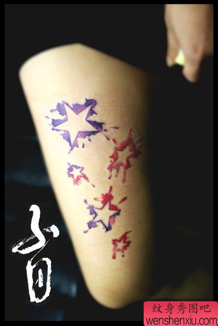 女生腿部流行流行的五角星纹身图案