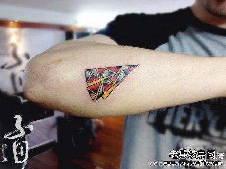 手臂另类流行的纸飞机纹身图案