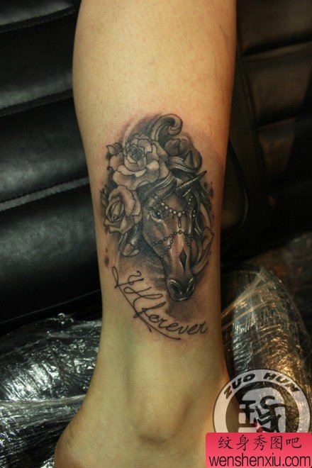 女生腿部流行流行的黑白独角兽纹身图案