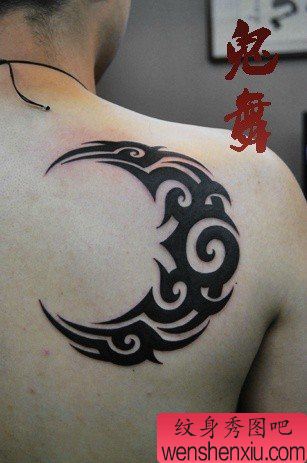 男生肩背一幅大气经典的图腾月亮纹身图案