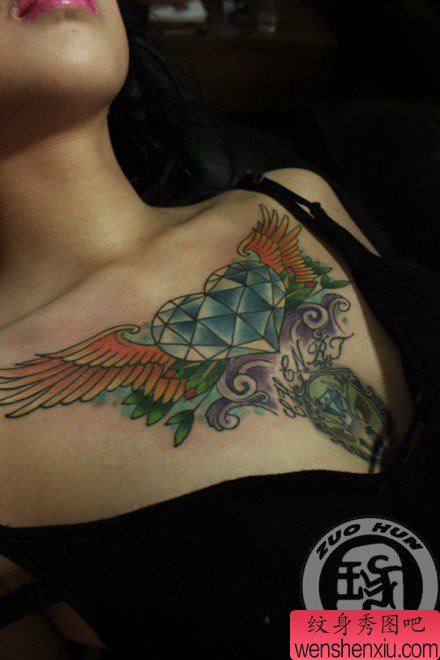 女生胸前精美的爱心钻石翅膀纹身图案