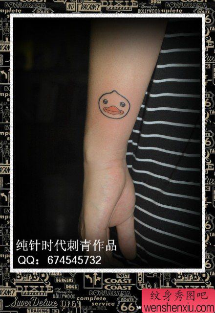 手臂小巧可爱的卡通小鸭子纹身图案