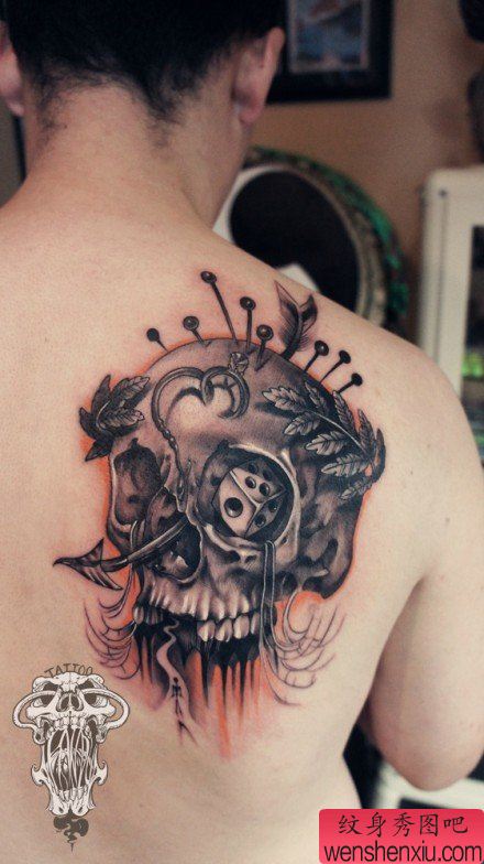 男性肩背流行很酷的骷髅纹身图案