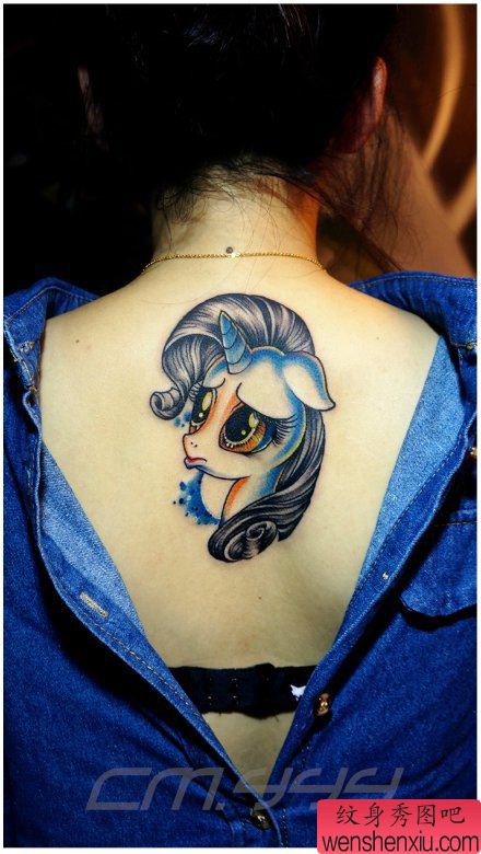 女生后背可爱很萌的独角兽纹身图案