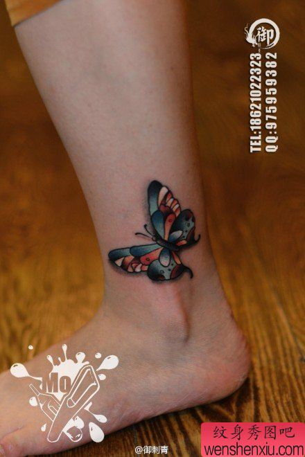 女生脚踝处小巧精美的彩色蝴蝶纹身图案
