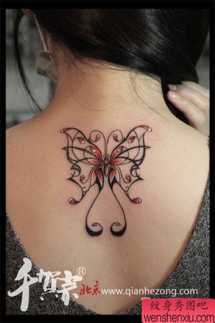 女生后背流行小巧的蝴蝶纹身图案