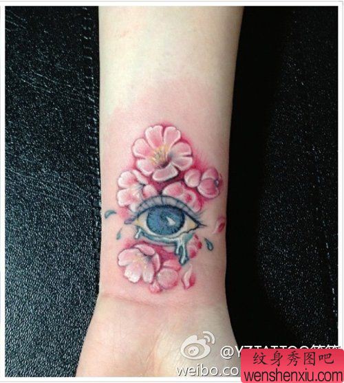 女生手腕精美流行的眼睛花卉纹身图案