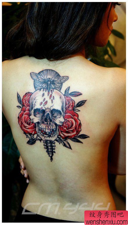 女生后背流行流行的玫瑰与骷髅纹身图案