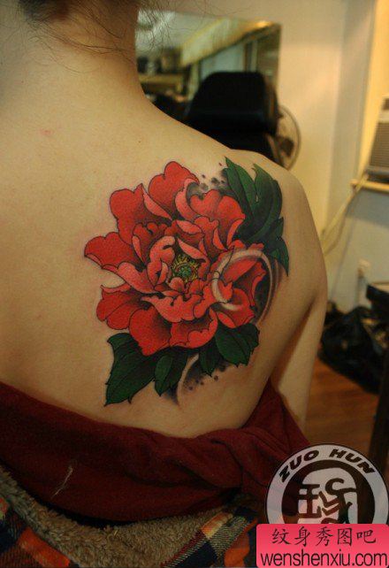 女生肩背漂亮流行的牡丹纹身图案