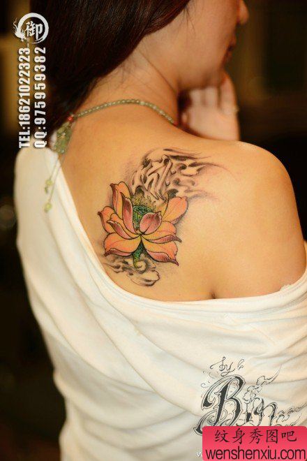 女生肩背唯美流行的莲花纹身图案