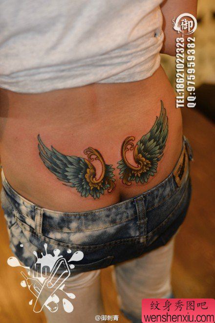 美女臀部漂亮流行的翅膀纹身图案