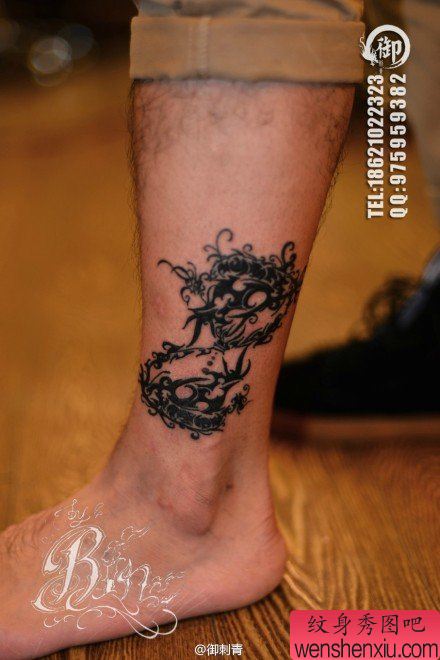 腿部流行经典的图腾沙漏纹身图案