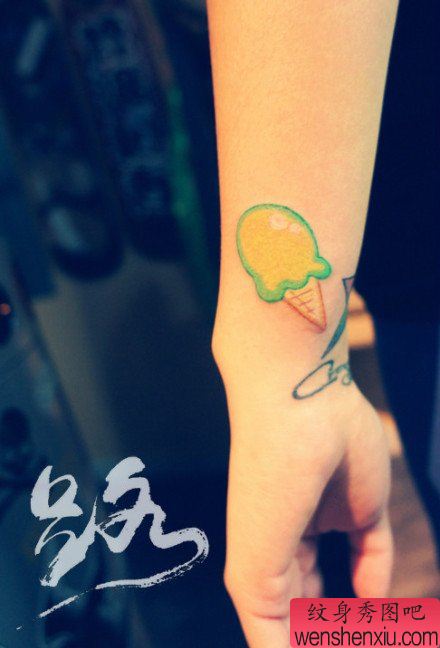 女生手腕小巧的冰激凌纹身图案