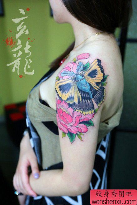 美女手臂漂亮流行的彩色蝴蝶纹身图案