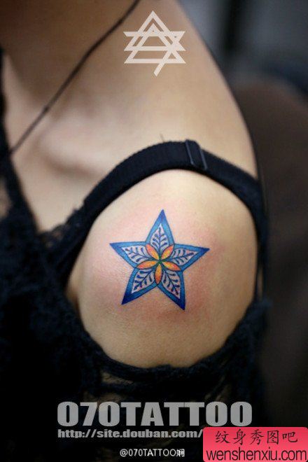女生手臂肩膀处小巧精美的五角星纹身图案