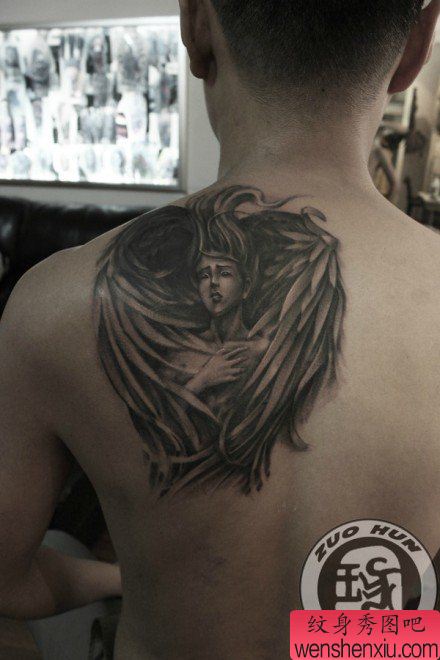 男生后背一幅惆怅的天使纹身图案