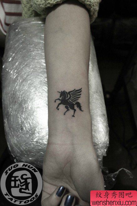 女生手腕小巧经典的图腾独角兽纹身图案