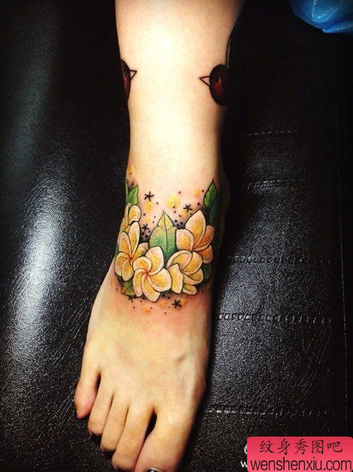 女生脚背是唯美的花卉纹身图案
