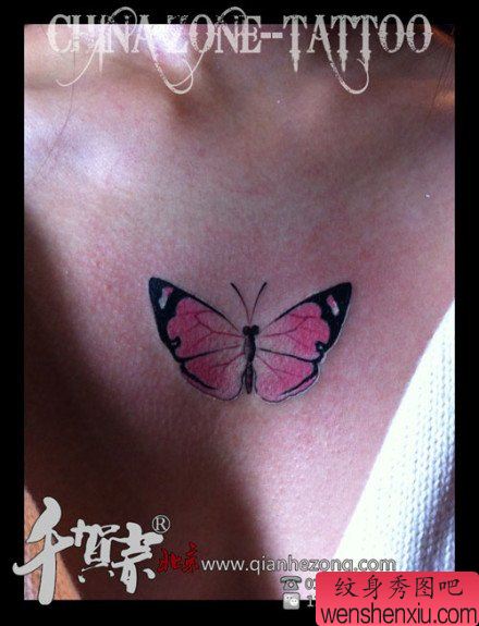 女生胸前小巧精美的粉色蝴蝶纹身图案