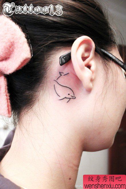 女生耳部小巧流行的图腾小海豚纹身图案
