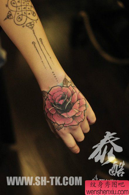 女生手背精美流行的玫瑰花纹身图案