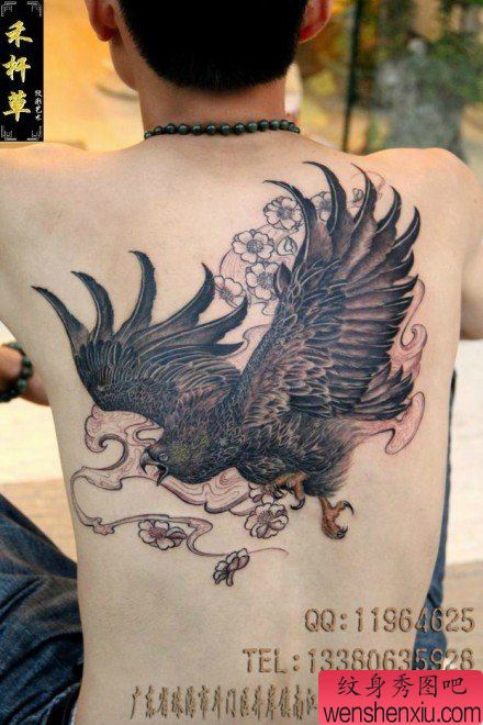 男生后背很酷经典的老鹰纹身图案