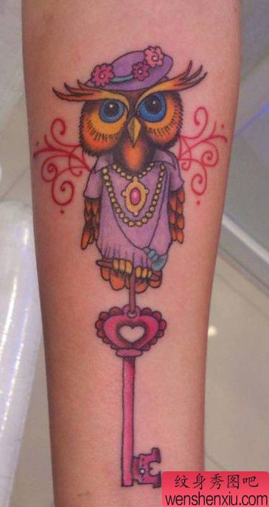 手臂可爱小巧的猫头鹰与钥匙纹身图案