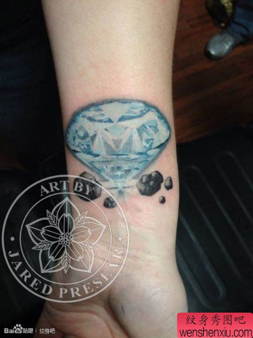 小巧流行的彩色小钻石纹身图案