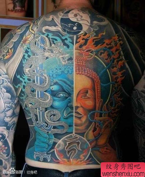 男性后背很酷的满背一半不动明王一半佛头纹身图案
