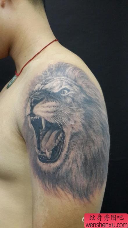 男生手臂很酷帅气的狮头纹身图案