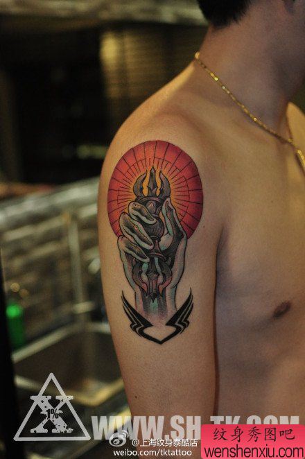 手臂经典流行的佛手与金刚杵纹身图案