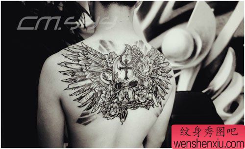 男生后背很酷经典的骷髅纹身图案