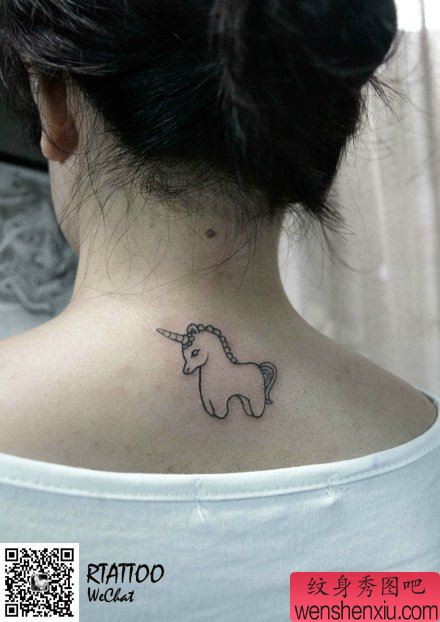 女生后脖子小巧的独角兽纹身图案