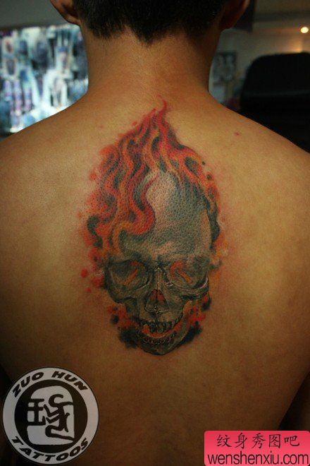 男生后背很酷帅气的骷髅纹身图案