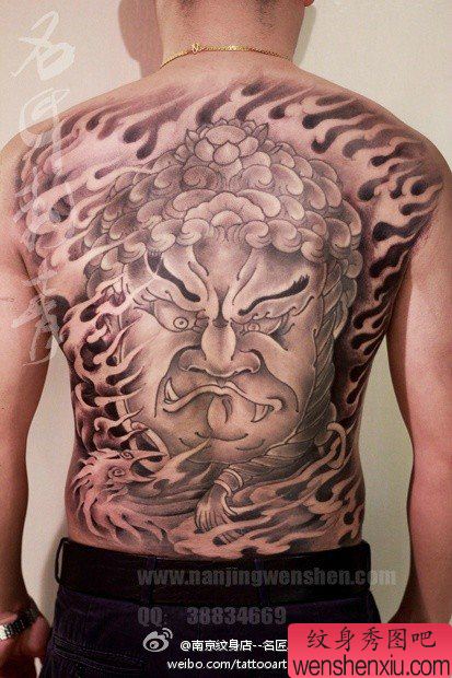 男性后背很酷帅气的满背不动明王纹身图案