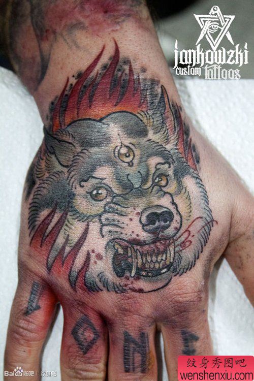 手背很酷经典的狼头纹身图案
