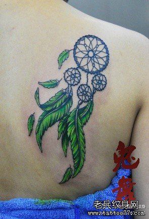 女生肩背好看流行的捕梦网纹身图案