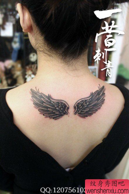 女生后背一幅黑白翅膀纹身图案