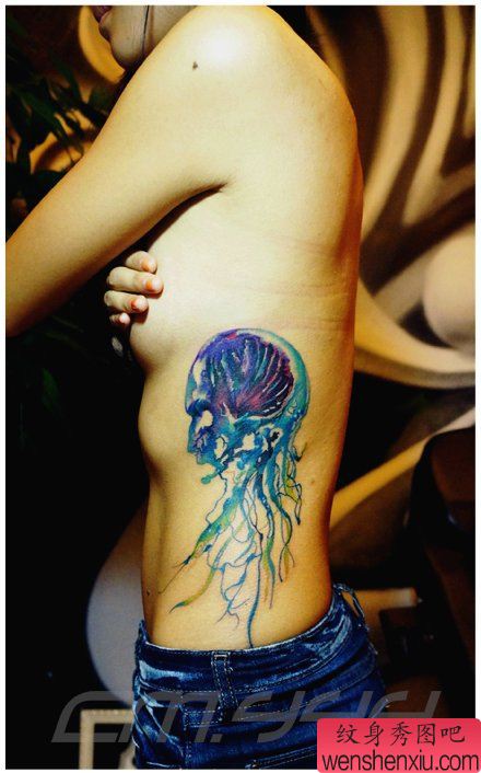 女生腰部漂亮流行的水母纹身图案