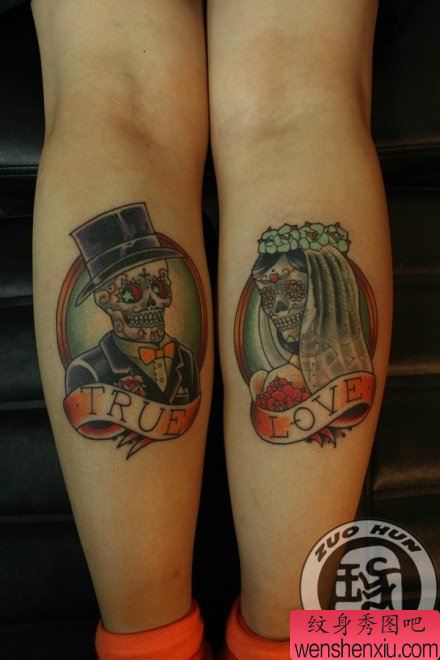 女生腿部一幅流行经典的骷髅夫妻纹身图案