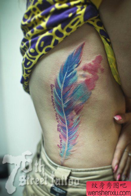 女生侧腰精美好看的彩色羽毛纹身图案