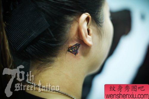 女生脖子处小巧的钻石纹身图案