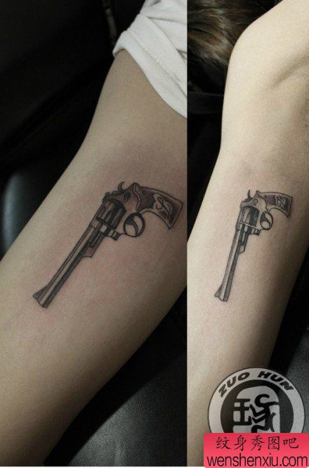 流行流行的一幅情侣手枪纹身图案