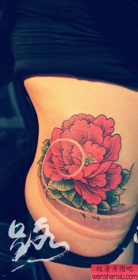 女生腰部唯美好看的牡丹花纹身图案