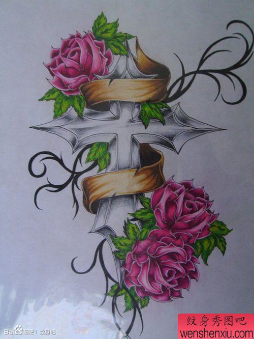 一幅流行流行的十字架与玫瑰纹身手稿