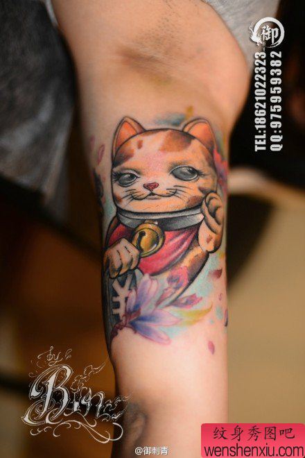 手臂内侧经典流行的招财猫纹身图案