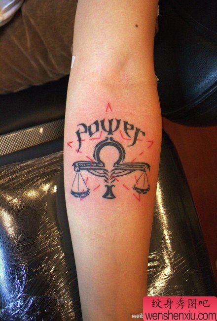 手臂经典流行的一幅天秤座纹身图案