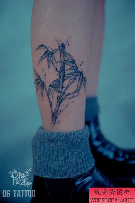 腿部唯美流行的黑白竹子纹身图案
