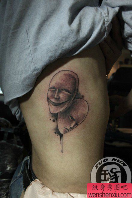女生侧腰经典的哭笑脸面具纹身图案